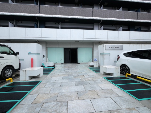 エントランス　落ち着いたエントランスです