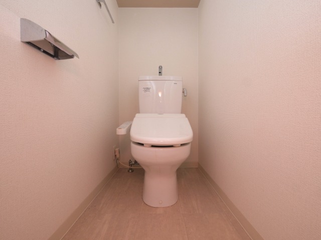 トイレ　落ち着いた色調のトイレです