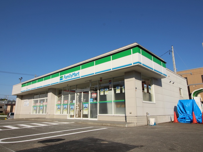 コンビニ　ファミリーマート（コンビニ）まで130m