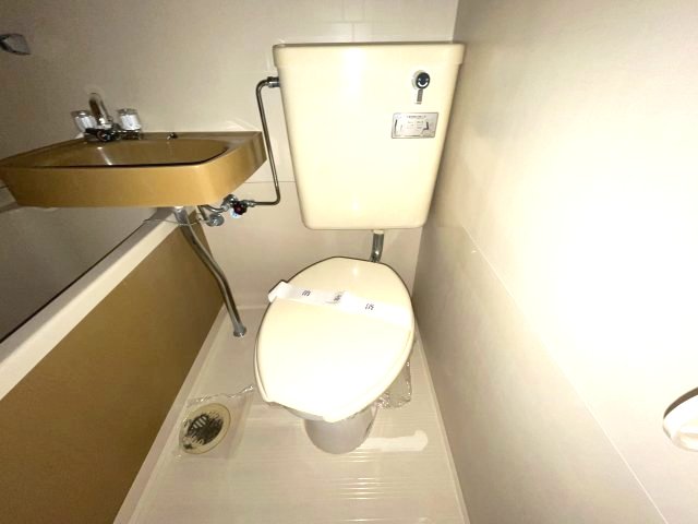 ＪＲ片町線 四条畷駅 徒歩11分 3階建 築40年のトイレ写真