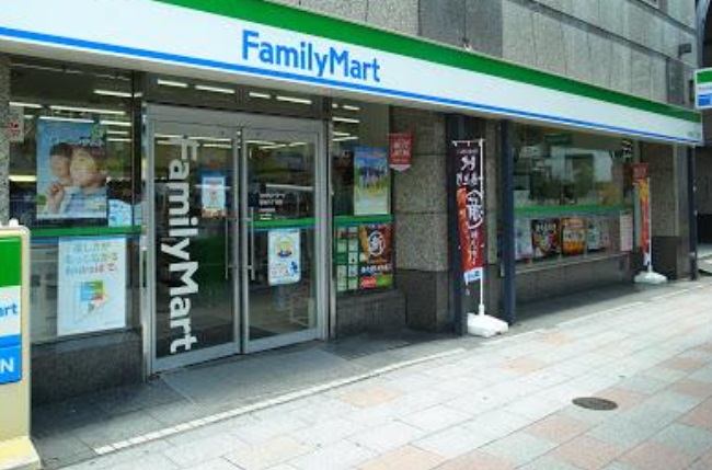 コンビニ　ファミリーマート 築地六丁目店（コンビニ）まで241m