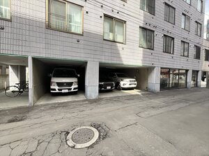 【クィーン南５条の駐車場】