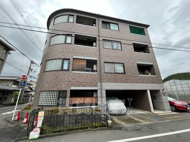 京都市北区上賀茂向縄手町のマンションの建物外観