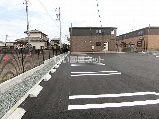 【津市一身田平野のアパートの駐車場】