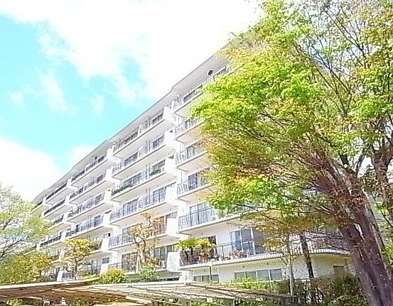 【芦屋市西山町のマンションの建物外観】