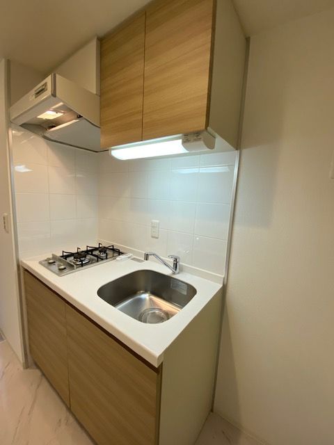 キッチン　2口コンロあり。上下に収納有。写真は同タイプのものです。
