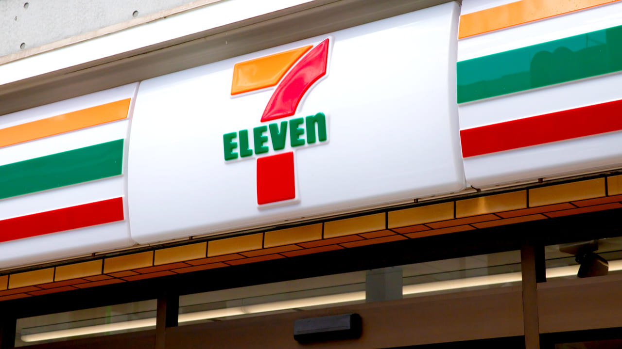 コンビニ　セブンイレブン（コンビニ）まで100m