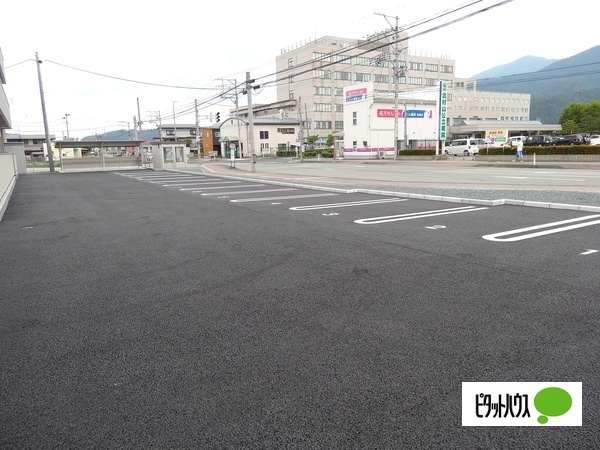 【東根市温泉町のアパートの駐車場】