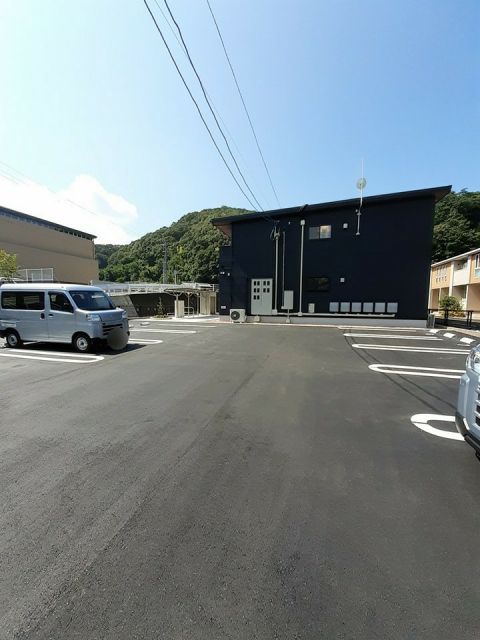 【福山市沼隈町大字草深のアパートの駐車場】