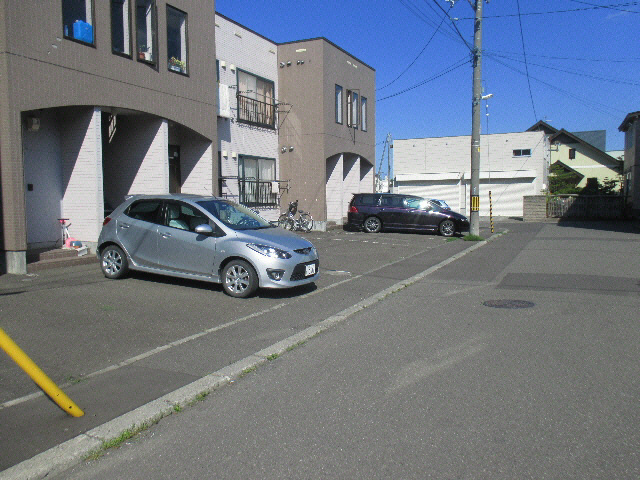 【札幌市東区伏古六条のアパートの駐車場】