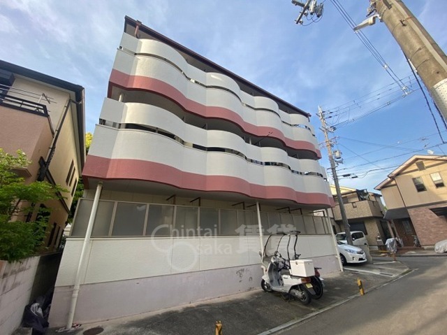 池田市荘園のマンションの建物外観