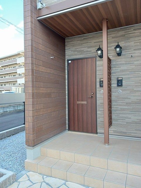 【高松市屋島西町のアパートの玄関】