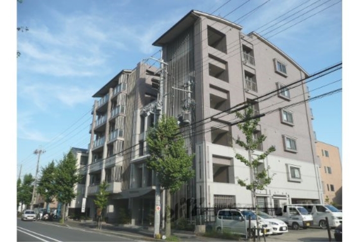 京都市右京区西京極午塚町のマンションの建物外観