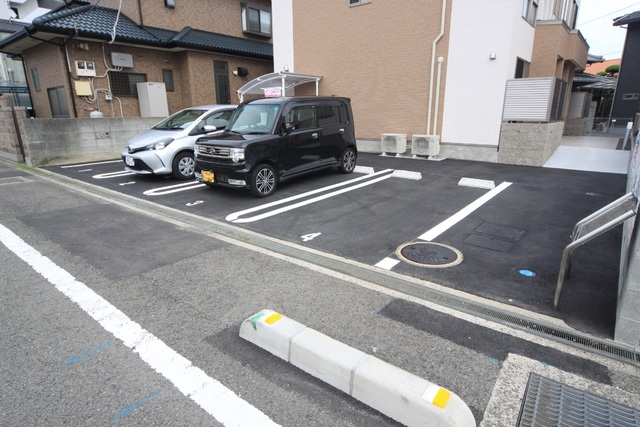 【松山市小栗のアパートの駐車場】