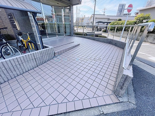 【名古屋市南区芝町のマンションのエントランス】