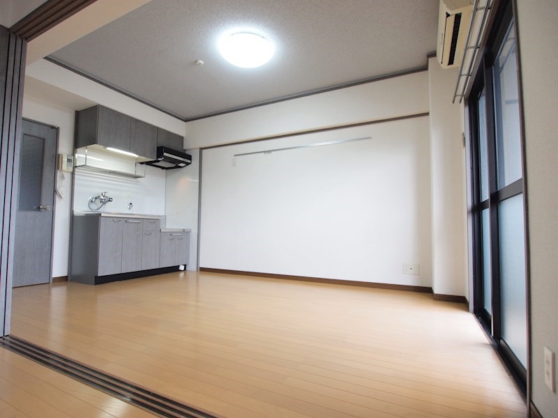 居室・リビング　開放的で広めのお部屋。