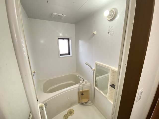 バス・シャワールーム　お風呂には窓が有り換気良好です
