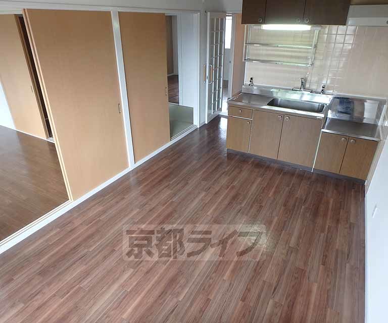 居室・リビング　きれいに改装しております