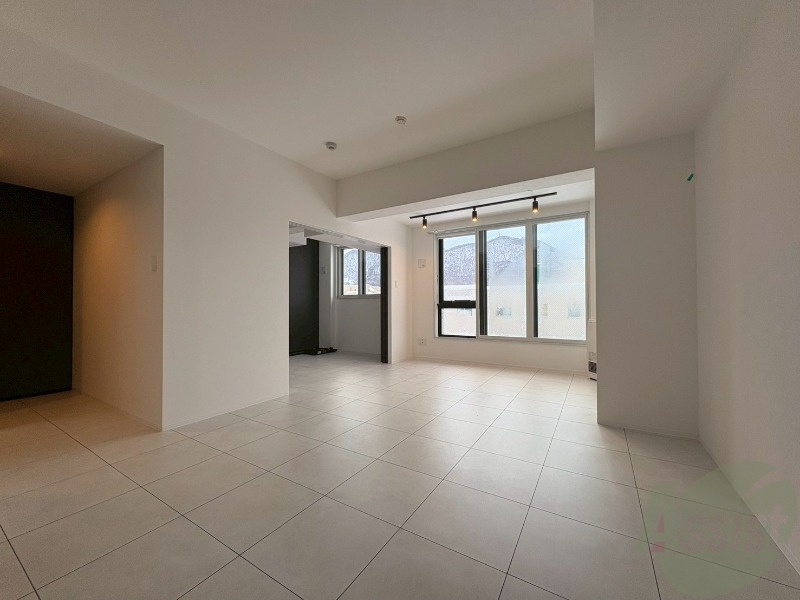 居室・リビング　フローリングや壁の色がお洒落な印象のリビングです。