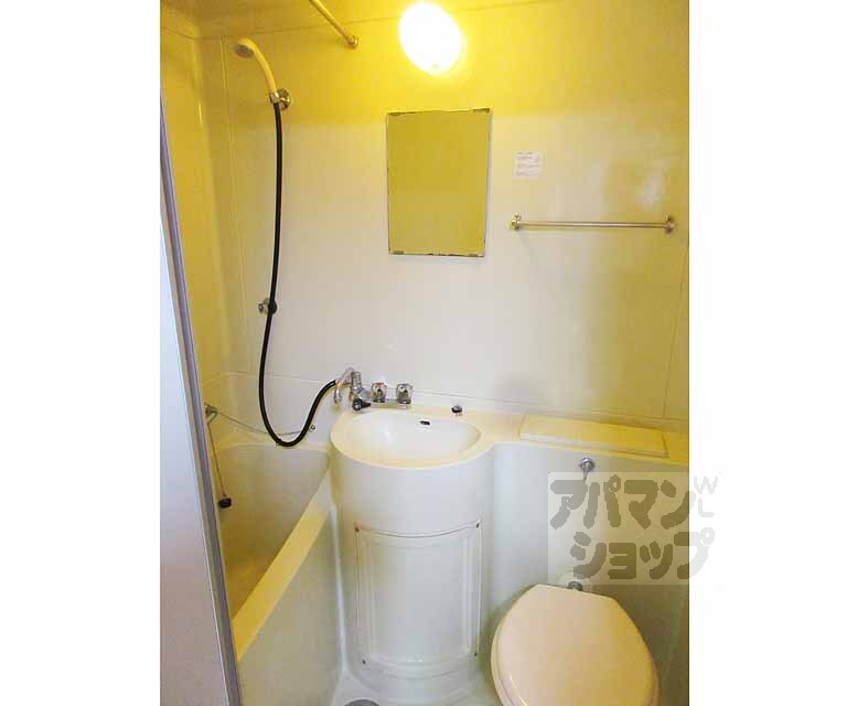 洗面設備　鏡つき！ユニットバスですが快適にお使い頂けます