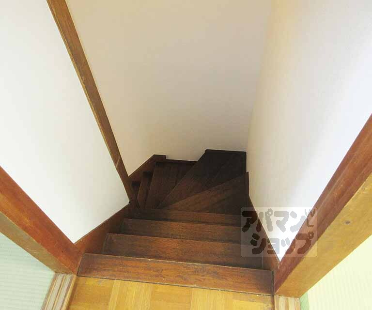 その他部屋・スペース　広めの階段なので上りやすい！