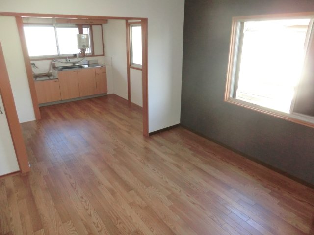 居室・リビング　床色が落ち着いた色合いで綺麗です♪