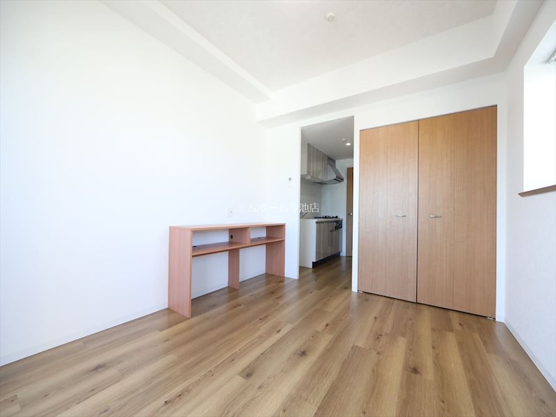 居室・リビング　洋室10.1帖　エアコン付　収納充実しています