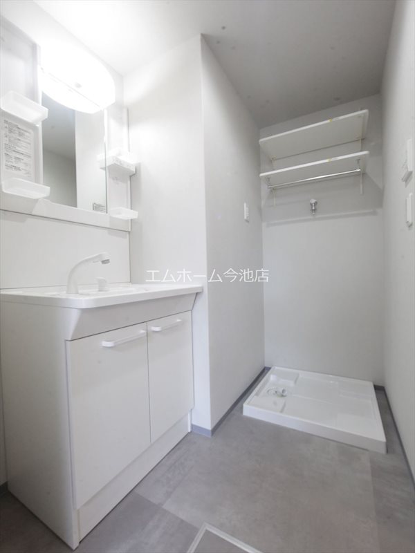 洗面設備　脱衣所　独立洗面台（シャンプードレッサー付）同仕様写真