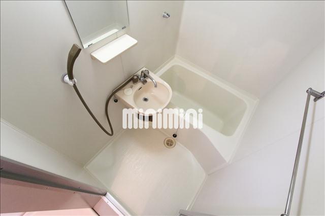 バス・シャワールーム　清潔感のあるバスルームです