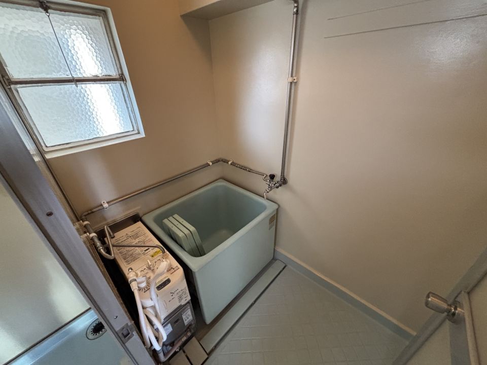 バス・シャワールーム　小窓があるバスルーム