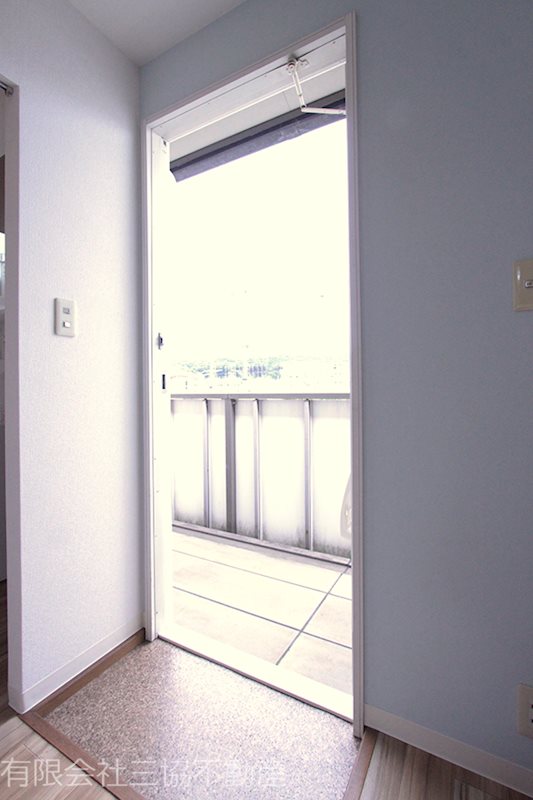 玄関　下駄箱付き