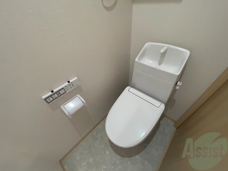 トイレ　トイレはこちらのウォシュレット付きになりますね。