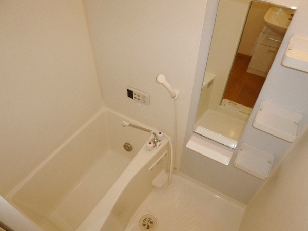 バス・シャワールーム　便利な浴室乾燥、追い炊き機能付き♪