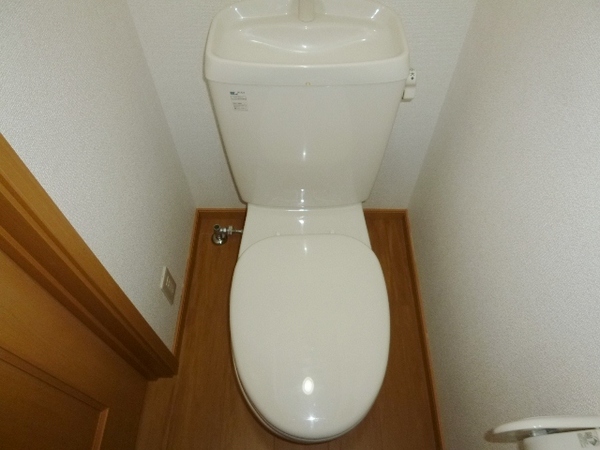 トイレ　シンプルで掃除のしやすいトイレです♪