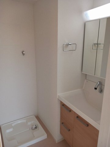 洗面設備　明るい洗面所です