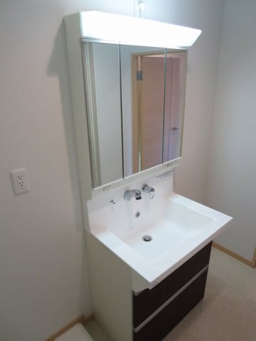 洗面設備　明るい洗面所です