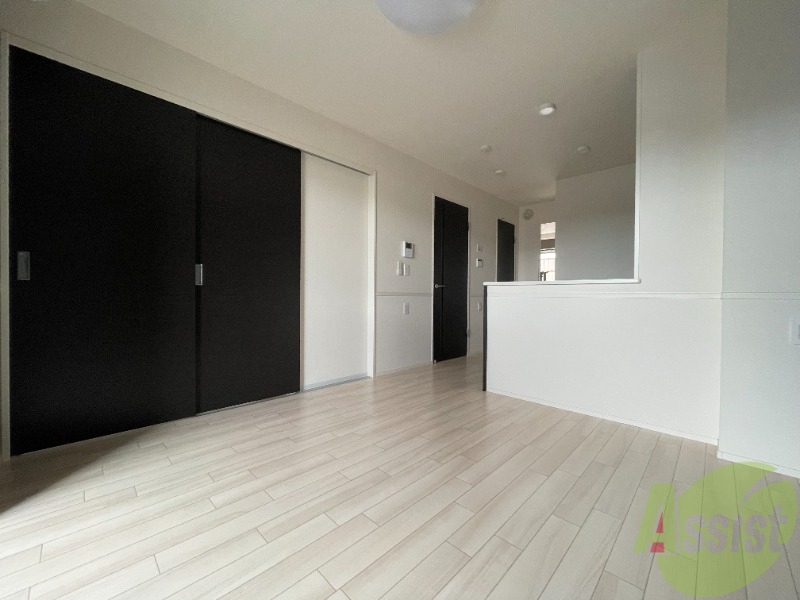 居室・リビング　１０帖のＬＤＫ。広さは十分ではないでしょうか。