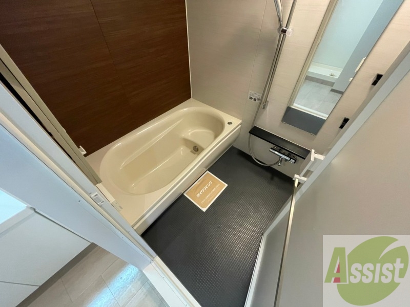 バス・シャワールーム　バスルームはこちらです。広々としてゆったり休めます。