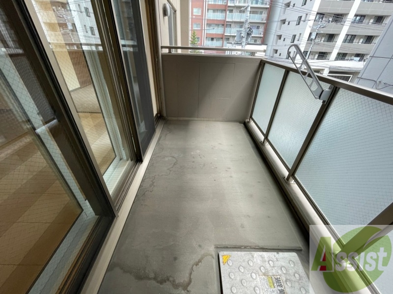 バルコニー　バルコニーは幅があり、広い印象を受けました。