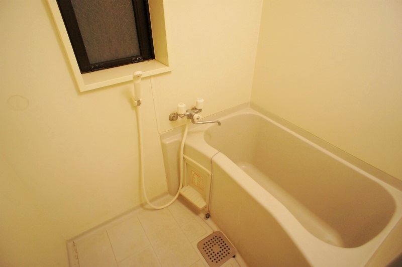 バス・シャワールーム　コンパクトで使いやすいお風呂です