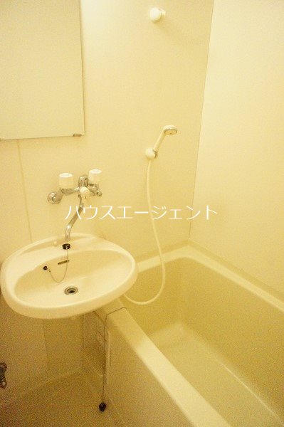 洗面設備　お風呂、トイレ、洗面台が１つになっているタイプ。お掃除しやす