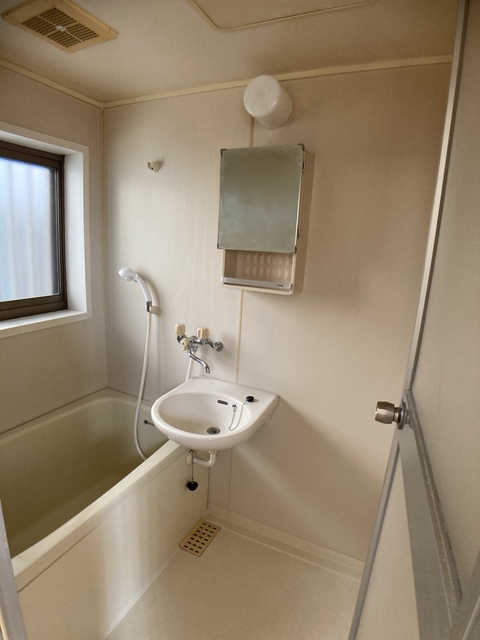 バス・シャワールーム　※補修前の参考画像の為、設備等は現況優先。