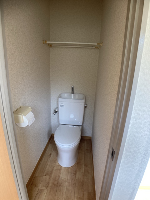 トイレ　※補修前の参考画像の為、設備等は現況優先。