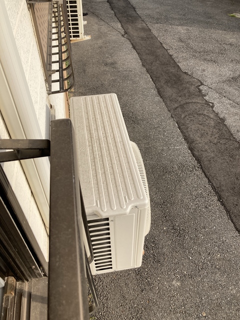 バルコニー　※補修前の参考画像の為、設備等は現況優先。