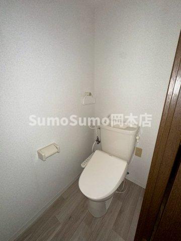トイレ　落ち着いた色調のトイレです