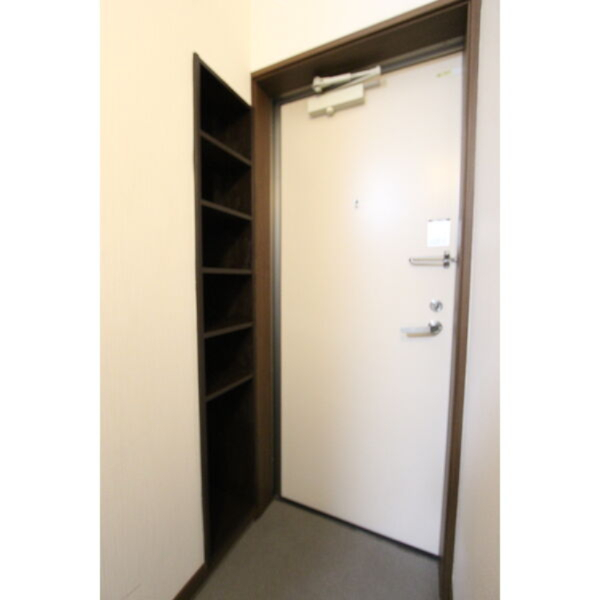 玄関　※別部屋同間取りのお写真となります。参考にご覧くださいませ。