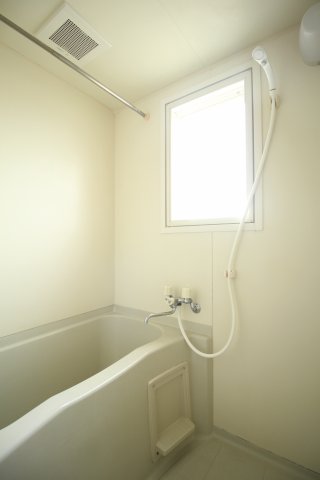 バス・シャワールーム　バス・トイレ別のため、使い易いお風呂です。