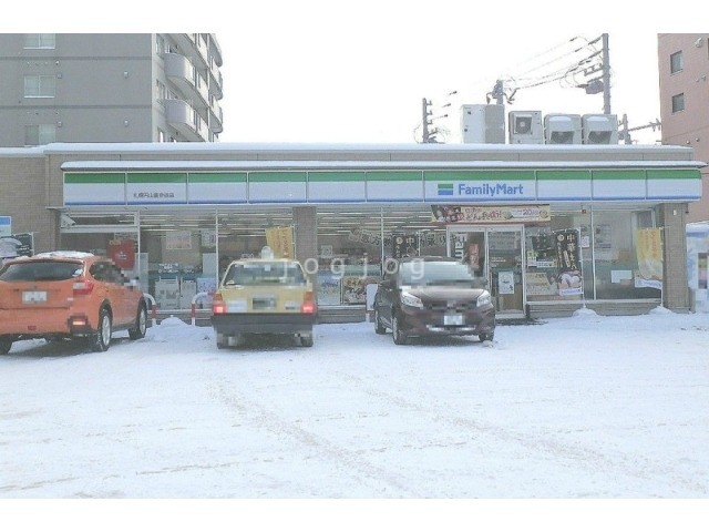 コンビニ　ファミリーマート札幌円山裏参道店（コンビニ）まで221m