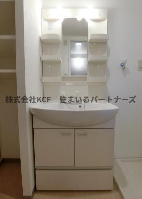 洗面設備　ゆったりとスペースのある洗面所