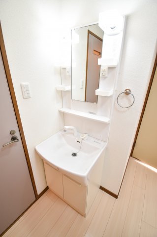 洗面設備　人気の独立洗面所にはうれしいシャンプードレッサー完備です。